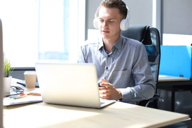 İş adamı video konuşmasında iş arkadaşlarıyla kişisel izolasyon ve karantina sırasında online brifing hakkında konuştu. Grip salgını ve covid-19