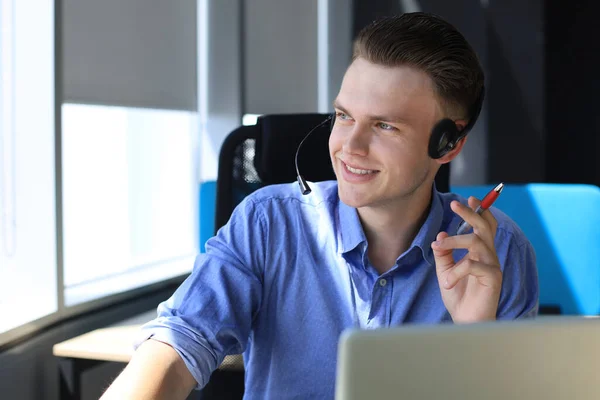 Vrolijke Jonge Support Telefoon Mannelijke Operator Headset Werkplek Tijdens Het — Stockfoto