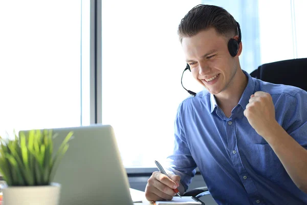 Vrolijke Jonge Support Telefoon Mannelijke Operator Headset Werkplek Tijdens Het — Stockfoto