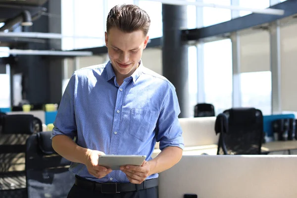 Joven Hombre Negocios Usando Tablet Oficina — Foto de Stock