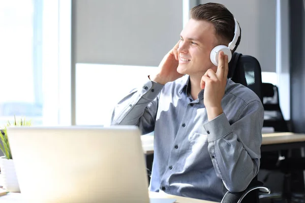 Smiling Handsome Businessman Relaxing Listening Music Earphones Modern Office — Stock Photo, Image