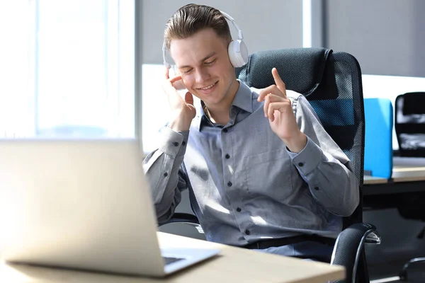 Lachende Knappe Zakenman Ontspannen Luisteren Muziek Koptelefoon Een Modern Kantoor — Stockfoto