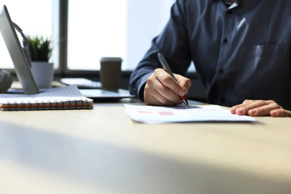 Empresário Escreve Caderno Enquanto Está Sentado Uma Mesa — Fotografia de Stock