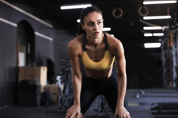 Sportieve Vrouw Rusten Hebben Pauze Het Doen Van Oefening — Stockfoto