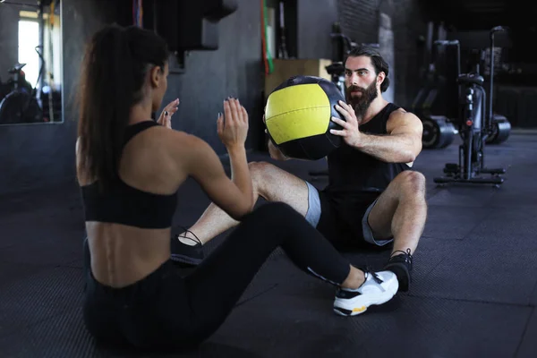 Apto Musculoso Casal Exercitando Com Bola Medicina Ginásio — Fotografia de Stock