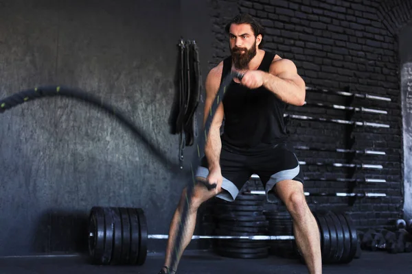 Atletisk Ung Man Med Stridsrep Gör Motion Funktionell Träning Fitness — Stockfoto