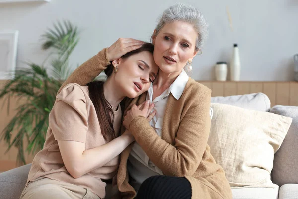 Retrato Vieja Madre Hija Madura Abrazándose Casa Relaciones Confianza Felices —  Fotos de Stock