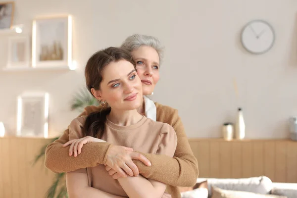 Retrato Vieja Madre Hija Madura Abrazándose Casa Feliz Mamá Mayor —  Fotos de Stock