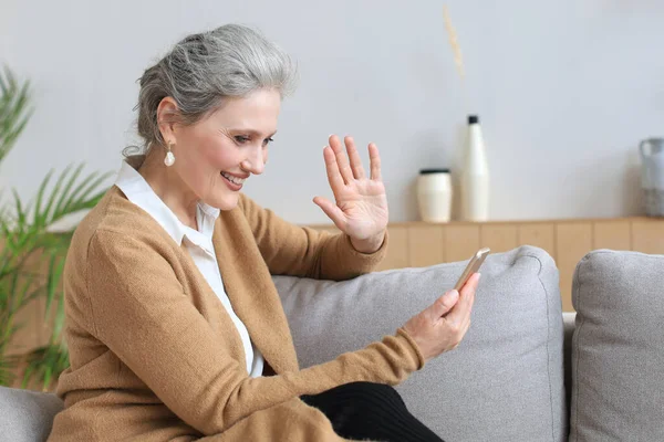 Gülümseyen Orta Yaşlı Kadın Telefonu Tutuyor Mobil Cihaz Uygulamaları Kullanıyor — Stok fotoğraf