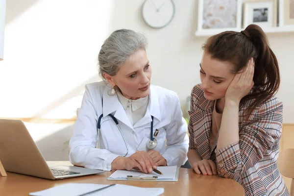 Terapeuta Médica Mediana Edad Consulta Con Paciente Consultorio — Foto de Stock