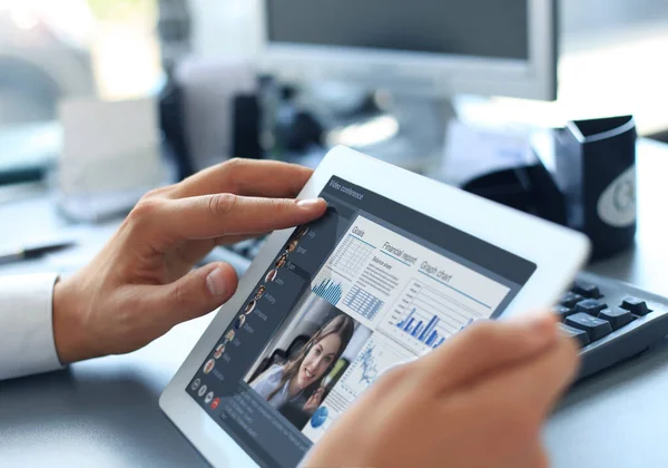 Primo piano della videoconferenza personale con i colleghi su tablet digitale, analizzando le statistiche finanziarie visualizzate sullo schermo del computer portatile. — Foto Stock