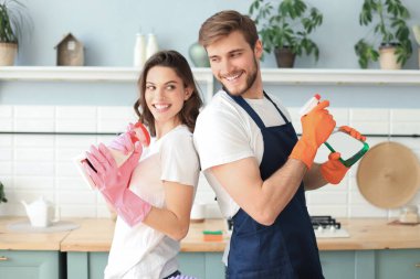 Genç mutlu çift evde temizlik yaparken eğleniyor.