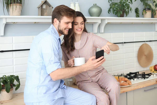 Feliz Joven Pareja Pijama Viendo Contenido Línea Teléfono Inteligente Sonriendo —  Fotos de Stock