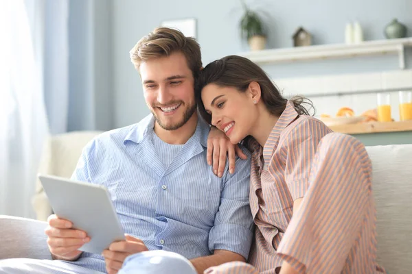 Pareja Joven Pijama Viendo Contenido Multimedia Línea Una Tableta Sentada —  Fotos de Stock