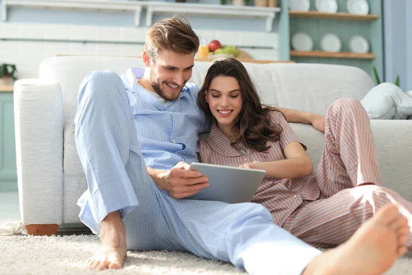 Pareja Joven Pijama Viendo Contenido Multimedia Línea Una Tableta Sentada —  Fotos de Stock