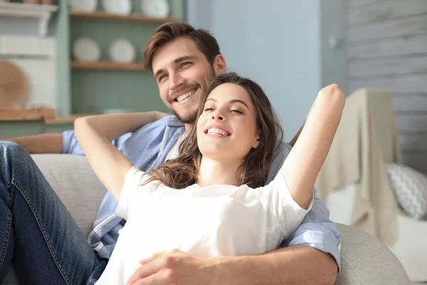 Retrato Una Linda Pareja Joven Sentada Sofá —  Fotos de Stock