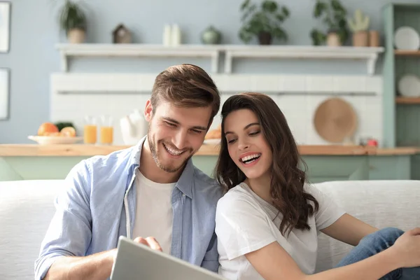 Pareja Joven Viendo Contenido Multimedia Línea Una Tableta Sentada Sofá —  Fotos de Stock