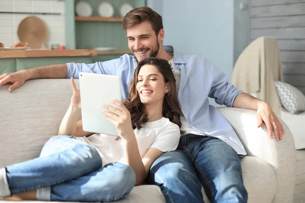 Junges Paar Betrachtet Medieninhalte Online Auf Einem Tablet Sitzend Auf — Stockfoto