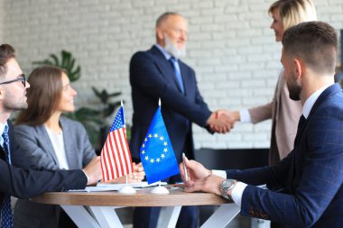 İki iş ortağı el sıkışıyor. Avrupa Birliği Amerika Birleşik Devletleri