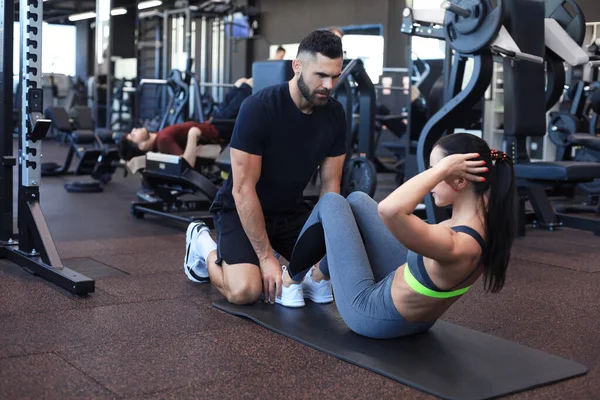 Trainer Helpen Jonge Vrouw Buikoefeningen Doen Sportschool — Stockfoto