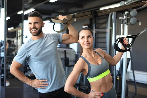 Pareja Joven Entrenamiento Corporal Con Trx Gimnasio —  Fotos de Stock