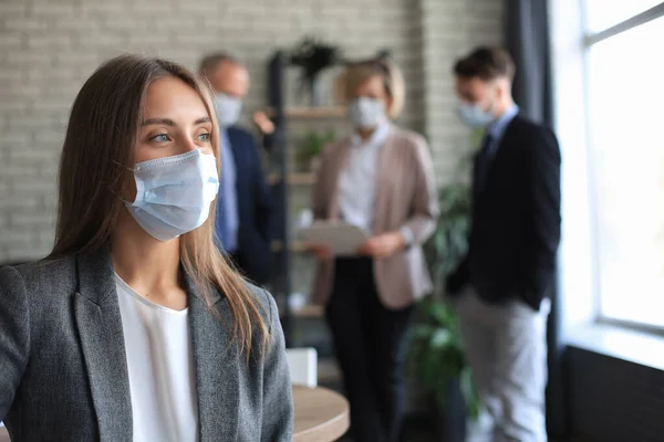 의료진 의료용 마스크를 사업가 실내에 현대밝은 사무실의 사람들 — 스톡 사진