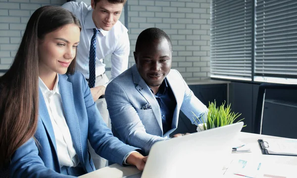 Equipo Negocios Inicio Reunión Oficina Brillante Moderna Lluvia Ideas Interior — Foto de Stock