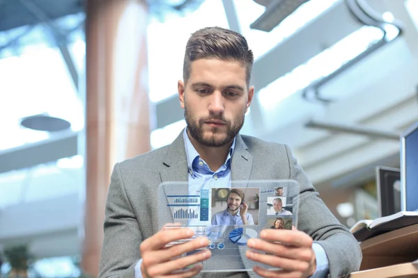 Επιχειρηματίας μιλάει με τους συναδέλφους του σε βιντεοδιάσκεψη. Επιχειρηματική ομάδα που εργάζεται από το γραφείο χρησιμοποιώντας ψηφιακή διαφανή tablet, συζητώντας οικονομική έκθεση της εταιρείας τους. — Φωτογραφία Αρχείου