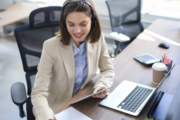 Gestora Alegre Sentada Escritorio Oficina Realizando Tareas Corporativas Usando Conexión — Foto de Stock