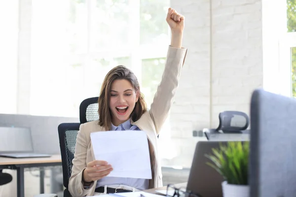 Atractiva Mujer Negocios Alegre Leer Noticias Goog Documentos Papel Oficina — Foto de Stock