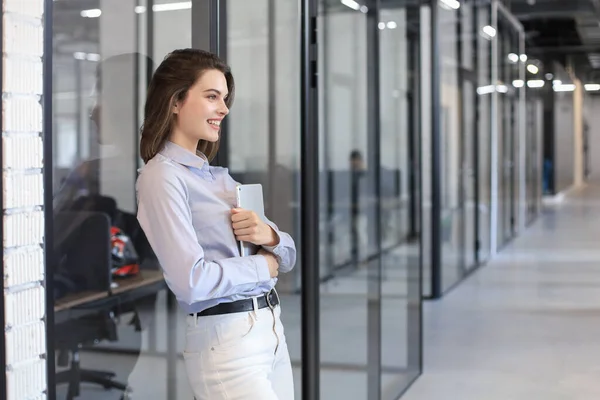 Femme Affaires Debout Dans Couloir Bureau Avec Tablette Numérique — Photo