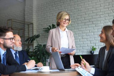 Yatırım planlarını tartışmak için iş adamları beyin fırtınası toplantısı yapıyor.