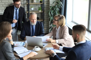 İşletme ekibi laptopun sonuçlarını kontrol etmek için çalışıyor.