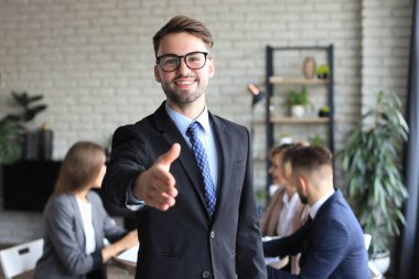 Açık elli bir iş adamı anlaşmayı imzalamaya hazır.