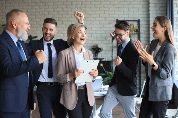 Pessoas Negócios Modernos Felizes Estão Mantendo Braços Erguidos Expressando Alegria — Fotografia de Stock