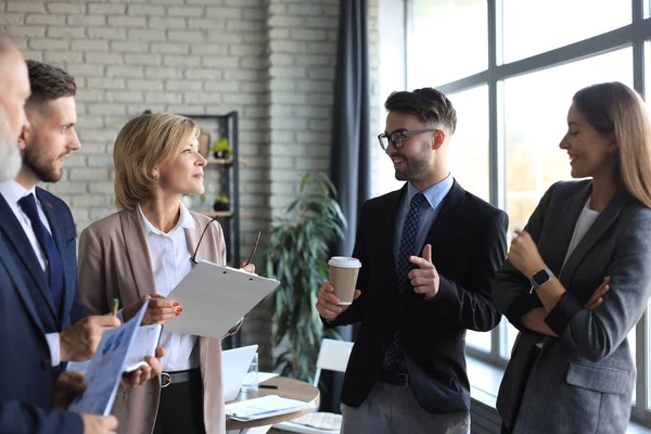 Grupo Socios Comerciales Que Discuten Ideas Trabajo Planificación Oficina —  Fotos de Stock