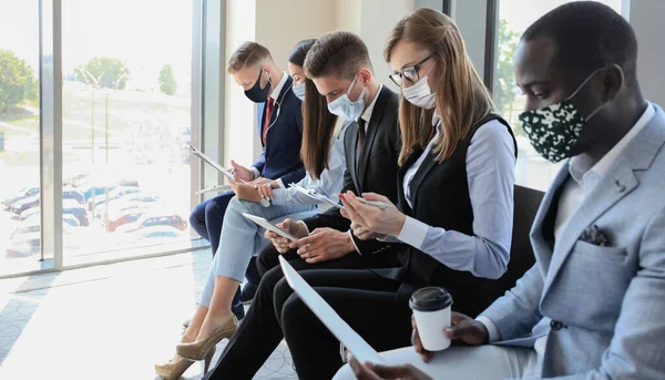 Stressanti Uomini Affari Attesa Colloquio Lavoro Con Maschera Facciale Distanza — Foto Stock