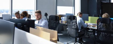 Modern teknolojileri kullanarak yaratıcı ofiste çalışan bir grup modern insan..