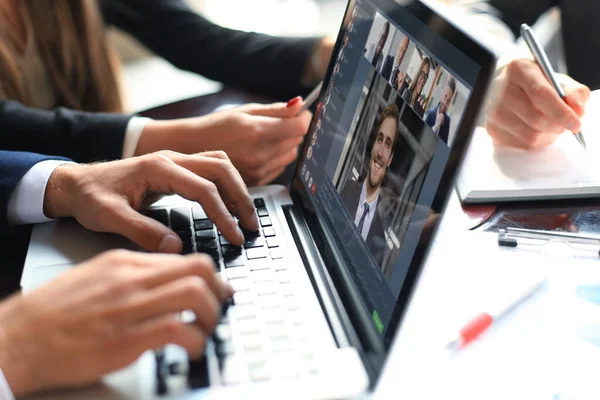 Podnikatel mluvit o videohovoru s kolegy na on-line briefing během vlastní izolace a karantény. Webová kamera skupina konference s kolegy na notebooku v kanceláři. — Stock fotografie