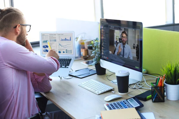 Empresário falar falar sobre videochamada com colegas em briefing on-line durante o auto isolamento e quarentena. Conferência do grupo Webcam com colegas de trabalho no laptop no escritório. Epidemia de gripe e covid-19. — Fotografia de Stock