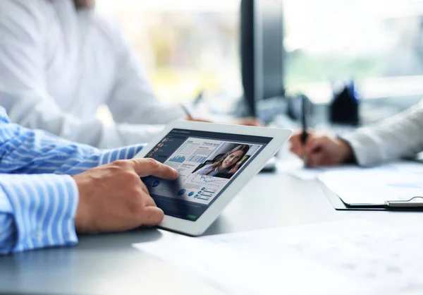 Close-up de videoconferência pessoal com colegas em tablet digital, analisando as estatísticas financeiras exibidas na tela do tablet digital. — Fotografia de Stock