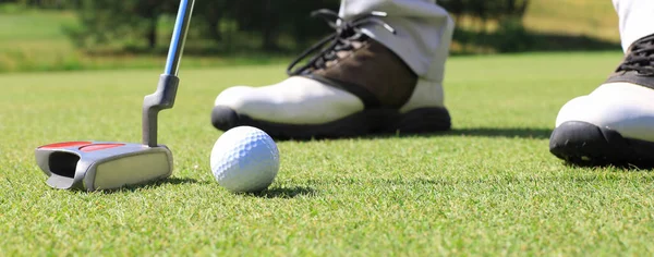 Jugador Golf Putting Green Golpeando Pelota Agujero —  Fotos de Stock