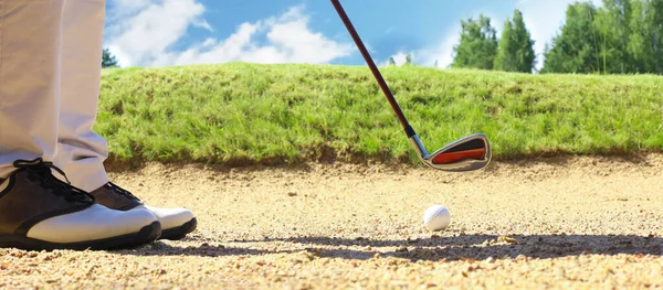 Golfschlag Aus Sandbunker Golfer Schlägt Ball Aus Gefahr — Stockfoto