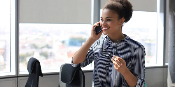 Belle Femme Affaires Afro Américaine Parlant Avec Des Collègues Sur — Photo