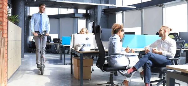 Groep Van Gelukkige Progressieve Zakenmensen Die Samenwerken Bij Het Opstarten — Stockfoto