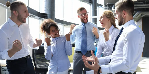 Cinco Pessoas Negócios Modernos Felizes Estão Mantendo Braços Levantados Expressando — Fotografia de Stock