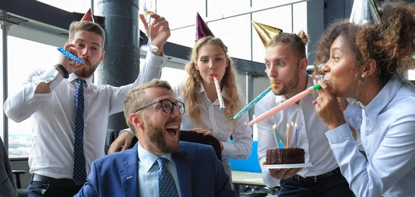 Affärsteam Firar Födelsedag Collegue Det Moderna Kontoret — Stockfoto