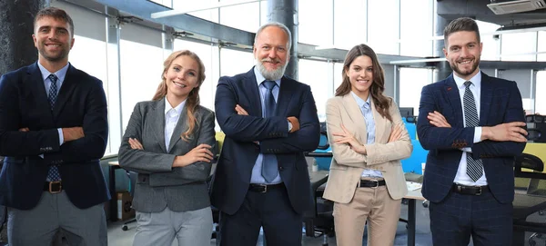 Retrato Grupo Uma Equipe Negócios Profissional Olhando Com Confiança Para — Fotografia de Stock