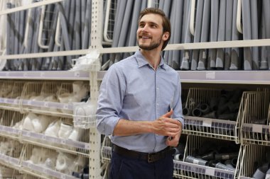 Gülümseyen bir depo çalışanının portresi. Nakitte çalışıyor ve toptan satış yapıyor.