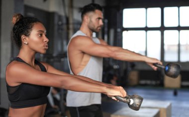 Genç ve formda bir çift.